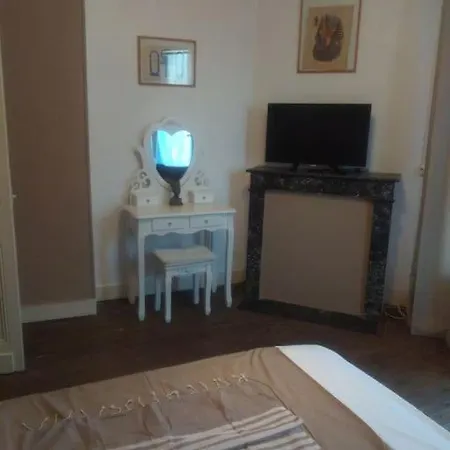 Agreable Confort Avec Cour Et Jardin Hautefort