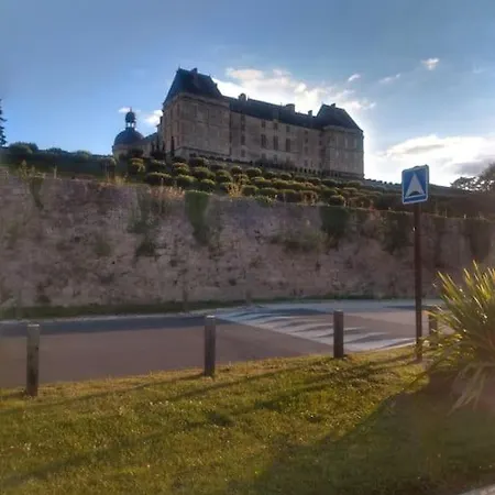 Agreable Confort Avec Cour Et Jardin Hautefort